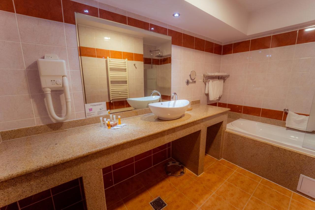 Hotel Perla สลานิก-มอลโดวา ภายนอก รูปภาพ