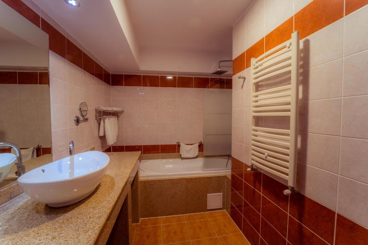 Hotel Perla สลานิก-มอลโดวา ภายนอก รูปภาพ